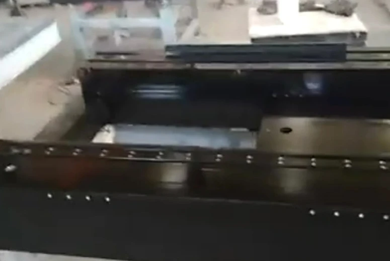 ഡ്രിപ്പ് ചെയ്ത ദ്വാരങ്ങളുള്ള ഗ്രാനൈറ്റ് ഘടകങ്ങളും ചേർത്ത ഭാഗങ്ങളും